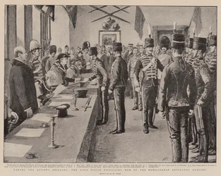 Die Königin rekrutiert Männer der Honourable Artillery Company